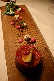 Vorspeisen: Beef Tartar, Pommes allumettes - Eigelb Espuma im Restaurant des Hotel Alpenrose Kufstein (&copy;Foto:Martin Schmitz)